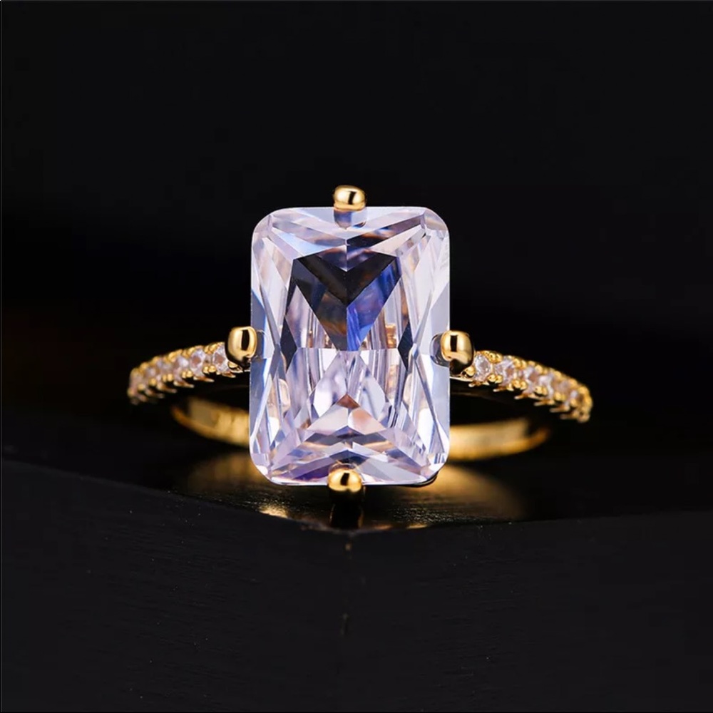 New Women’s ring in size 8